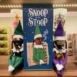 Boneca de resina Boneca de feltro preta Snoop em uma varanda espreita uma boneca de elfo de Natal curvada