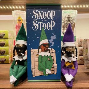 Harspop van zwart vilt Snoop op een stoep gluurt naar een gebogen kerstelfpop