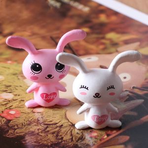 Resina amor conejo Hada jardín decoración miniaturas Mini gnomos terrarios con musgo artesanías figuritas rosa blanco