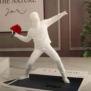 Statues en résine Sculptures Banksy Flower Thrower Statue Bomber Décoration de la maison Accessoires Ornements modernes Figurine de collection 210278q