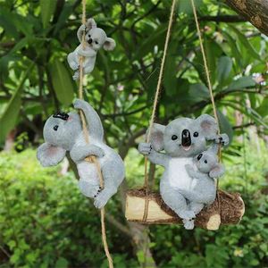 Hars Swinging Koala Dier Beeldjes Outdoor Fee Tuin Beeldje Werf Opknoping Ornament Decoratie Standbeeldbeeldhouwkunde Kid Gifts 210727