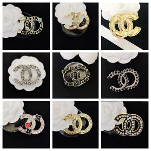 Rétro Classique Designer Marque Lettre Broches Plaqué Or 18 Carats Incrustation Cristal Strass Bijoux Broche Charme Perle Pin Mariage Cadeau De Fête Accessoire 20 style