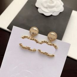 Pendientes de diseño de letras de estilo clásico retro Pendientes colgantes chapados en oro con diamantes para mujeres Regalos de accesorios de joyería de alta calidad