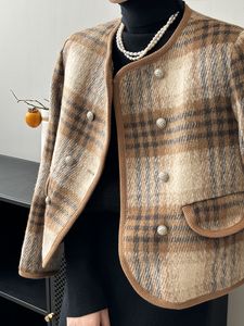 Chaqueta de plumón de estilo fragante pequeña de color contrastante retro con top de cuello redondo a cuadros con diseño de invierno