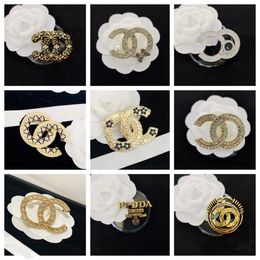 Broche de diseñador retro 18K chapado en oro con incrustaciones de cristal Broches de diamantes de imitación Joyería Unisex Suéter Broche Pernos de perlas Christm Wedding Party Gifts 20style