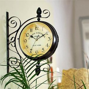 Reloj de pared giratorio de doble cara Retro, reloj colgante de Metal para exteriores/hogar/decoración de jardín, reloj europeo de regalo montado en la pared + soporte 210310