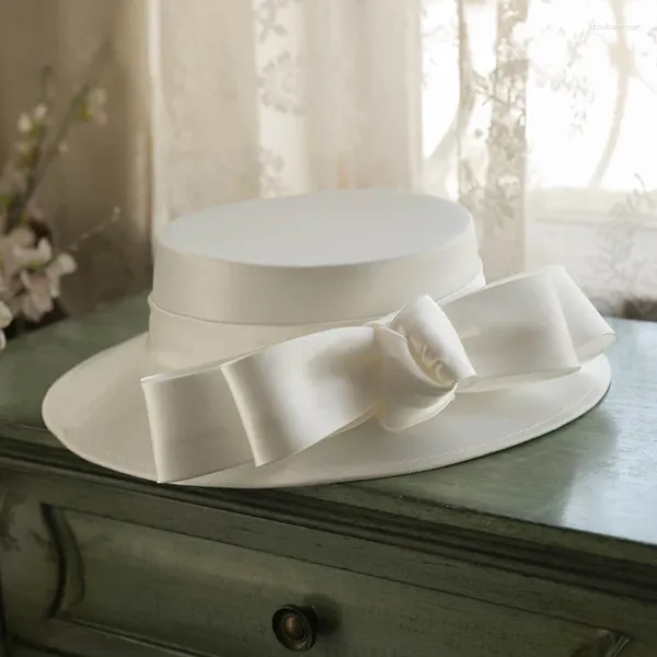 Retro elegante novia Inglaterra malla arco plano sombrero de copa graduación satén blanco tocado hilo