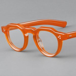 Les cadres de lunettes rétro peuvent être associés à des cadres de myopie