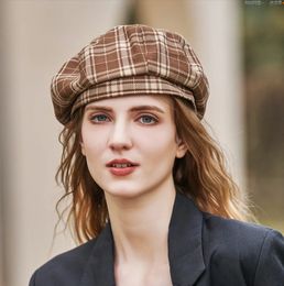 Béret de mode rétro pour femmes en automne et en hiver, chapeau octogonal à carreaux britannique, casquette chaude polyvalente pour peintre de visage, 240229