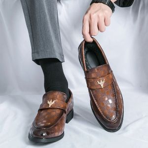 Fashion rétro Chaussures formelles pour hommes Pu Modèle en relief Couleur solide Boucle en métal Décoration Business Leisure Lefu chaussures