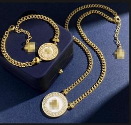Collier de mode rétro Bracelet boucles d'oreilles anneaux ensembles résine émail pendentif Medusa couleur laiton émail dames bijoux de créateur cadeaux HMS18 - 00