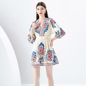 Mini vestido blanco floral retro para mujer Diseñador de manga larga con cuello en V Vacaciones Vestidos de fiesta delgados con cordones en la cintura 2023 Otoño Invierno Casual Versátil Vestidos elegantes de pasarela