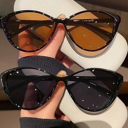 Crame rétro Cat Eye Sunlasse Trendy Vintage Brand Designer Sunglasses Lunettes Punk Shades Streetwear 240423