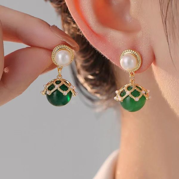 Boucles d'oreilles rétro françaises avec pendentif en pierre précieuse sphérique verte, en or jaune 14 carats, accessoires de bal de luxe nobles, bijoux de fête, cadeaux d'anniversaire