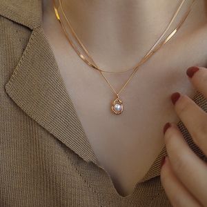 Collier de perles de style français rétro pour femmes, luxe léger et design de niche, chaîne en os de verrouillage en acier titane haut de gamme, nouveau en 2023