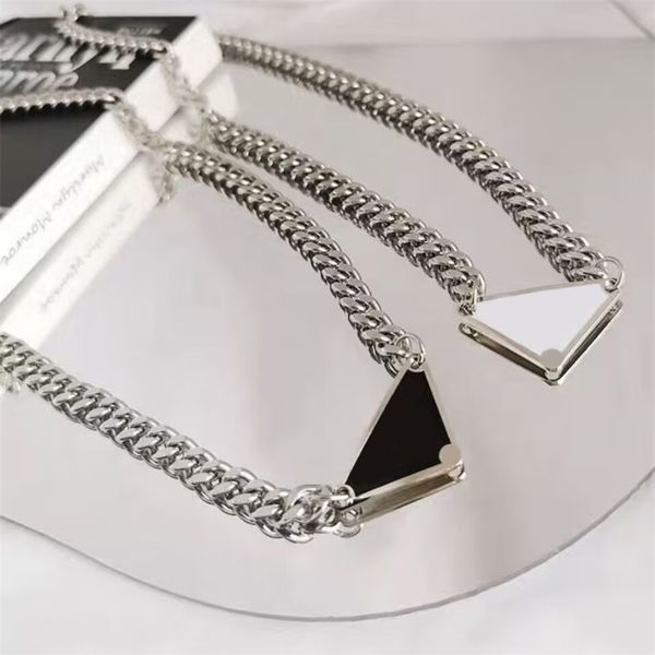 Rétro hommes chaînes pendentifs collier femmes colliers designers triangles lettres de luxe alliage tendance couleur argent mâle punk designer collier esthétique ZB011 F4