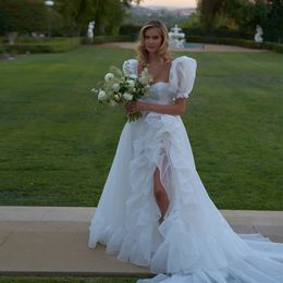 Manga hinchada retro Una línea Vestidos de novia Manga corta Volantes Lado dividido Vestido de novia Cuello cuadrado Organza Mujeres Vestido para ocasiones especiales