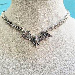 Collier pendentif de chauve-souris rétro