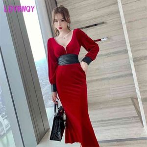 Les fesses rouges rétro montrent une robe en velours à col en V mince pour femmes printemps Office Lady Polyester Gaine solide 210416