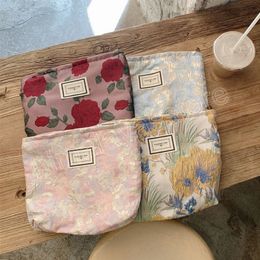 Bolsa de cosméticos con estampado de flores de Rosa Retro para mujer, bolso de mano de gran capacidad para guardar bolígrafos, bolso de viaje para chica