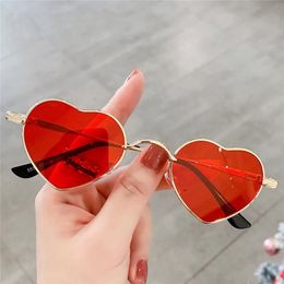 Retro kleine metalen dames rode zonnebril merkontwerp roze hart mooi gevormd frame zonnebril Valentijnsdag cadeau tinten UV400 240226