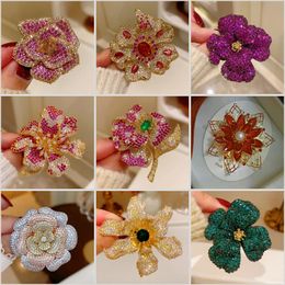 Retro Snowflake Rose Brooch Womens coloré Luxury Cumbic Zirconia Cloth accessoires Bijoux épingles de bijoux Cadeaux de mariage 240430