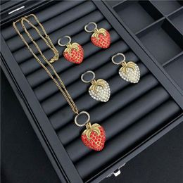Retro Strawberry Diamond Earrings Designer Letters Gedrukte sieraden Sets Brand Rhinestone Necklace Studs Women Designer Hangers2220