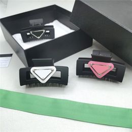 Retro stijl grip clips metalen driehoek brief label barrettes vrouwen elegante vierkante holle haar clip sieraden groothandel