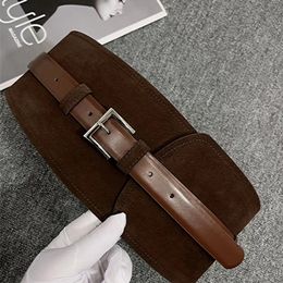Tail à double usage rétro en daim rétro avec la ceinture en cuir brun et veste contrastées et une large courroie 240416