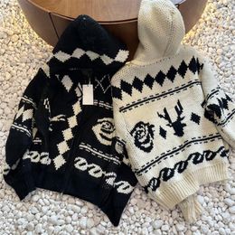 Rétro bicolore automne hiver, portez un chapeau chaud et ample et un cardigan à fermeture éclair en tricot épais pour l'extérieur
