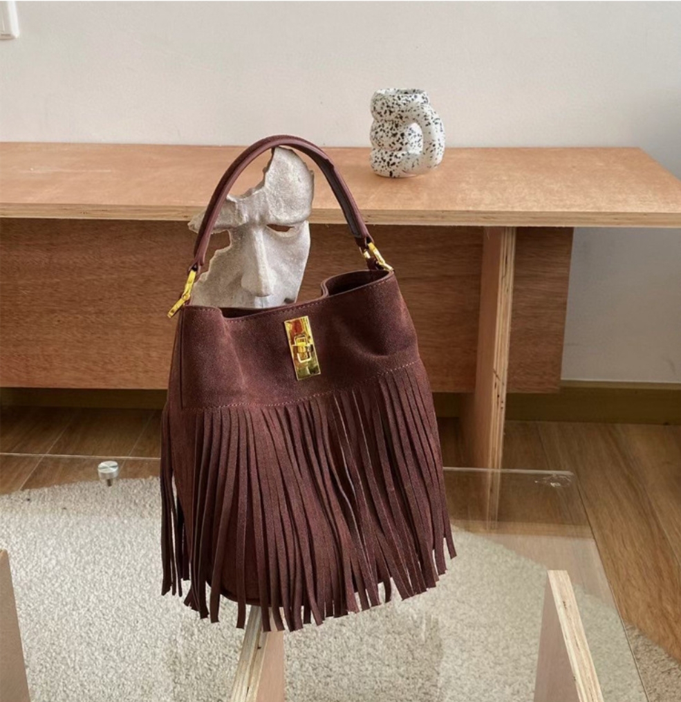 Универсальная женская сумка-ведро с матовой кисточкой в стиле ретро, осень/зима 2023, новая большая вместительная сумка через плечо с пряжкой и пряжкой, темно-коричневого цвета
