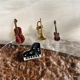 Broche de esmalte de guitarra de violín Retro, instrumento musical creativo, insignia de aleación de trompeta de Piano, chaqueta para hombres y mujeres, bolsa, regalos, joyería