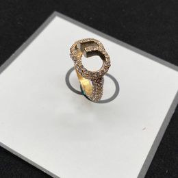 Retro Women Ring with Side Stones Street Fashion Designer sieraden Damesringen voor feest luxurys openen accessoires D2210204F