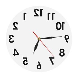 Omgekeerde wandklok ongebruikelijke cijfers achteruit moderne decoratieve klok horloge uitstekend uurwerk voor uw muur Y200109284n