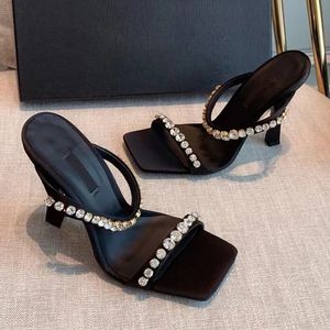 Zapatillas con decoración de diamantes de imitación Diapositivas Sandalias Bombas Stiletto Zapatos de noche Zapatos de noche de fiesta para mujer Diseñador de lujo Tacones altos Calzado de fábrica