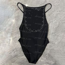 Traje de baño con letras de diamantes de imitación para mujer, traje de baño negro de una pieza, traje de baño Sexy sin espalda con diseño cruzado, traje de baño acolchado extraíble