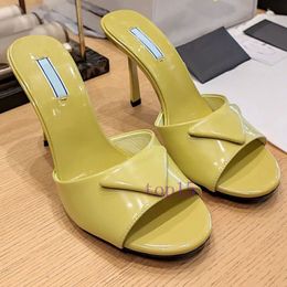 Zapatillas de satén acolchadas con diamantes de imitación Diapositivas de cuero pulido Sandalias de verano Zapatos Sandalia de aguja Mujer Diseñador de lujo Zapatilla deslizante 35-42