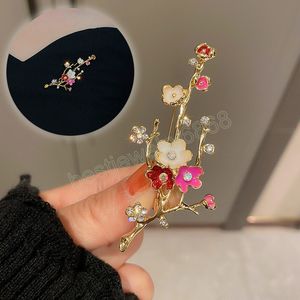 Broches de fleurs de Rose rouge en strass pour femmes, Bouquet de fleurs de prunier élégant, épingles à revers avec nœud papillon, bijoux de fête de mariage