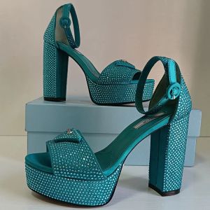 Sandales de sandales de luxe Luxury Plateforme de femmes avec chaussures habillées multicolores triangle classique 2023 boucles décorées cheville 13 cm talons hauts