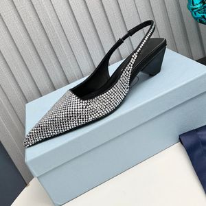 Chaussures habillées en strass Célèbres créateurs de qualité supérieure Sandale Mode Sexy Satin Slingbacks 4cm Sandales à talons chaton Sandales à bouts pointus Chaussure 35-42 Pantoufles en cuir pour femmes