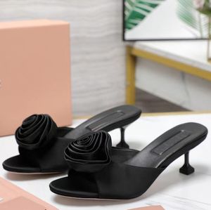 Modieuze bloemen decoratieve slippers vrouwen casual hoge hakken satijnen sandalen elegante luxe designer schoenen rond teen blootgestelde slipper