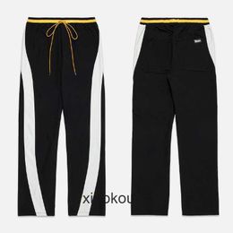 Pantalones de diseñador de alta gama Rhude para pantalones deportivos de bolsillo en blanco y negro de la calle con calles deportivos casuales con etiquetas originales 1: 1