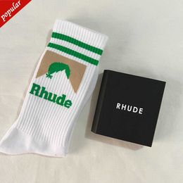 Rhude Men Choques femme Nouvelles lettres coton pur européen américain tendance de rue sports décontractés jogging chaussettes de basket de basket-ball luxe antibactérien respirant sports 78gt