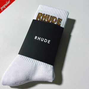 Rhude Men Choques femme Nouvelles lettres coton pur européen américain tendance de rue sports décontractés jogging chaussettes de basket de basket-ball luxe antibactérien respirant sport sn6g