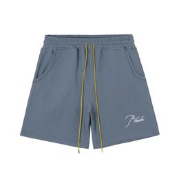 Pantalones cortos rhude premium con la firma RH bordada en el frente con dos bolsillos laterales y un bolsillo trasero de chevrón personalizado193m