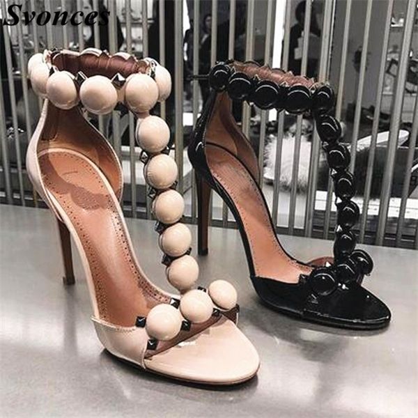 Rihanna Party Shoes Summer Black Patent T-bar High Heels Sandales pour femmes Open Toe Pom Pom Shoes Buttons Strap Studded Sandals 0928