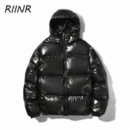 Riinr glanzende dikke gevoerde jas mode trend warmte reflecterende hooded heren massief kleur jas paar plus size jas 211129