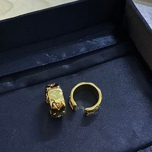 Bague de créateur pour hommes et femmes, cercle uni, mètre d'or, mode décontractée, cadeau de noël, bijoux, tempérament, bague polyvalente, très bonne bague