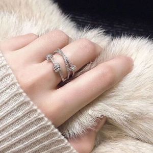 Anillo de diseñador Anillos de marca de lujo Joyería Letra de color sólido Diseño de diamantes Anillos Regalos de Navidad Moda Moda versátil Estilos Caja de regalo 3 colores muy bueno