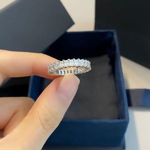 Anillo desgastado Pareja de hileras de ladrillos cuadrados con piedra de ladrillo de cristal rectangular versión apilada Diseñadores clásicos Anillos de lujo geniales Hueso Hombres y mujeres buenos y agradables